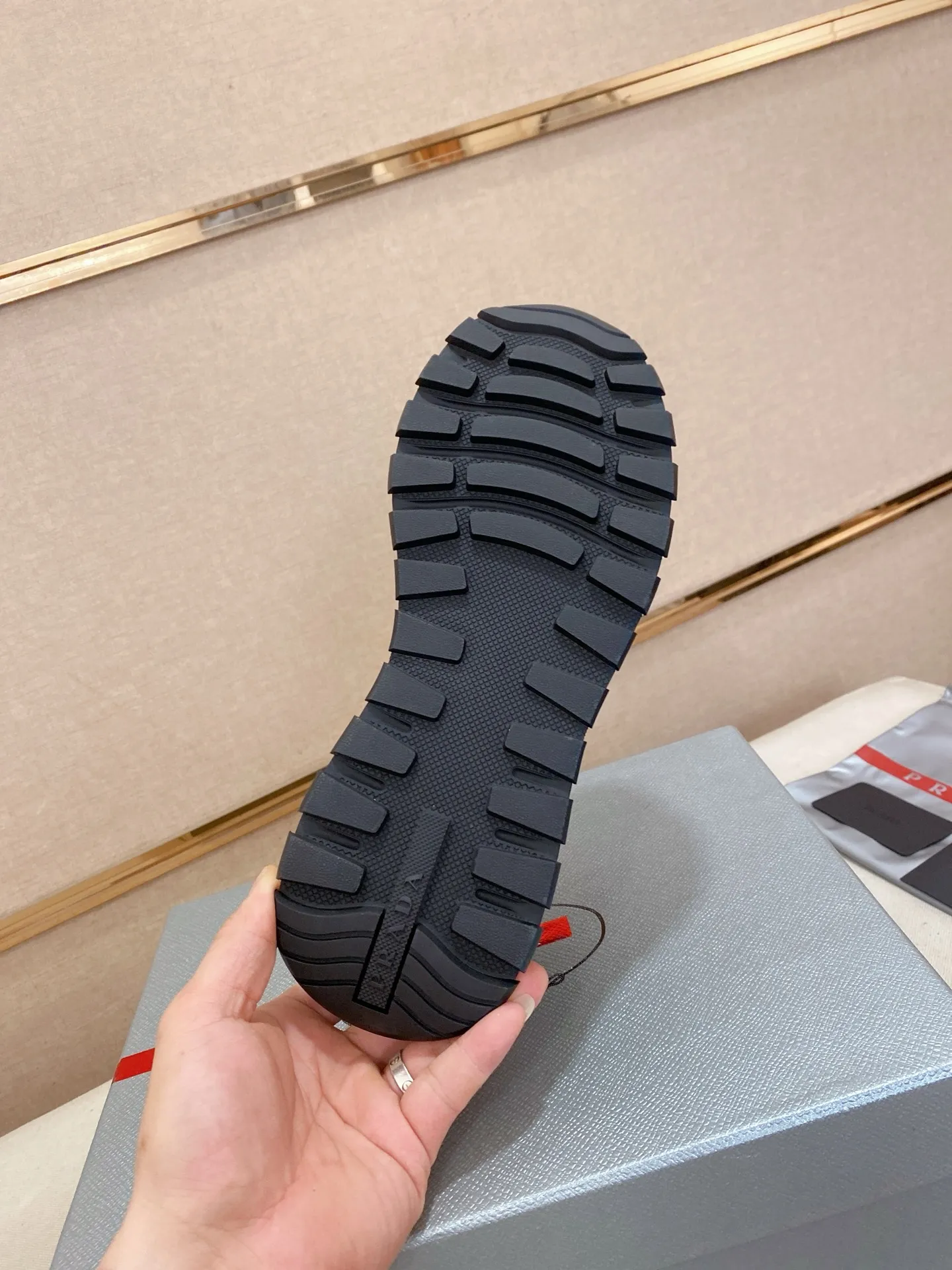 Factory price 540💰 ✔️✔️✔️High version High-quality new PRADA counters are on the market at the same time. The new men's shoes and 😘fabrics are selected from imported first-layer cowhide and are made by pure handcrafts. Lining: Full cowhide lining. 👍🏿 High-end ☄️ air-cushion molded anti-slip rubber outsole, exquisite lines, simple and elegant, comfortable and high-end for leisure travel. Code number: 38 to 44